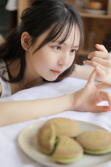 美女被脱高跟鞋